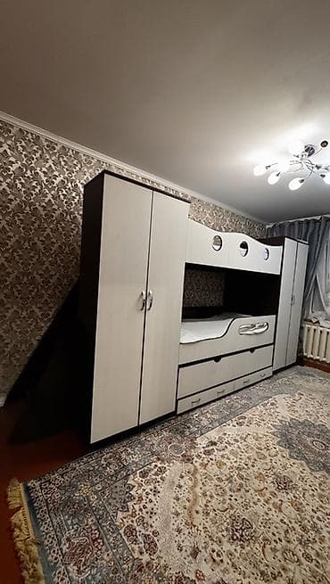 продаю старый мебел: Продаётся комплект мебели для детской комнаты В комплект входит: — — 1