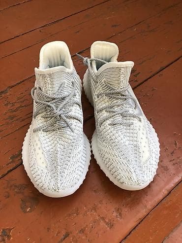 Кроссовки в стиле Yeezy Boost 350 V2, цветовая гамма «серый/белый» — 2