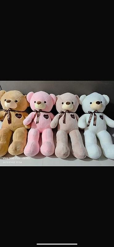 Большие плюшевые медведи с бантом и нашивкой в форме сердца LOVE. -