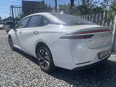 GAC: Абсолютно новый Электромобиль GAC Aion S Plus, белый седан. Запас хода — 7