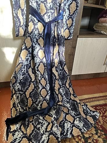 apple whatch 6: Платье макси с поясом и принтом под змеиную кожу. - Длина: макси — 3