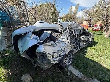 значок гибрид: Toyota Crown Hybrid (S204), серебристый седан, гибрид. Основные — 4