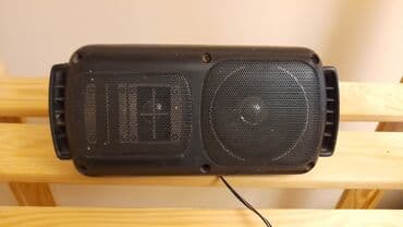 Колонки две штуки: чёрная и бежевая. Рабочие, но некоторое время