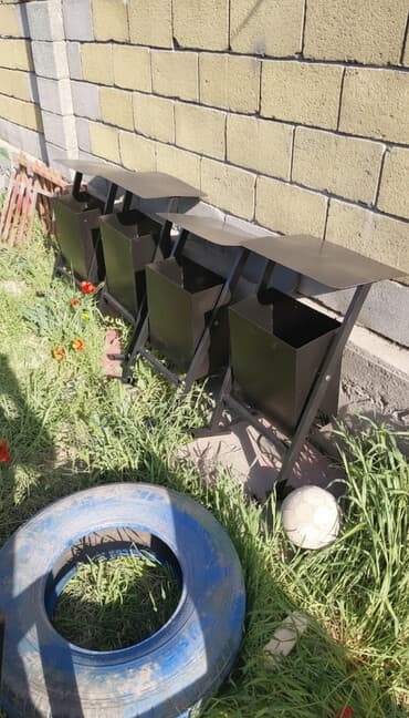 купить мусорные контейнеры: Уличные урны с крышей (металлические) - Материал: металл, сварная — 1