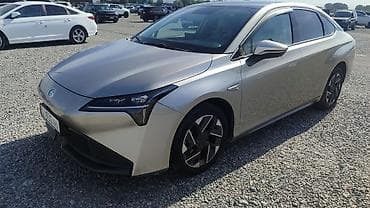 Электромобиль GAC Aion S Plus, серебристый седан с аэродинамичным