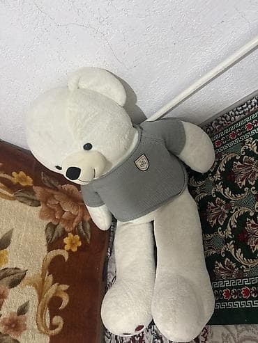 Большой плюшевый мишка белого цвета в сером вязаном свитере. - Мягкий at lalafo.kg Большой плюшевый мишка белого цвета в сером вязаном свитере. - Мягкий