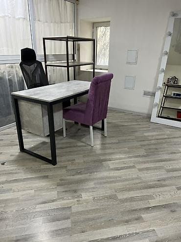 офисный стол: Сдаётся маникюрный стол в центре города (золотой квадрат). - Доступ — 2