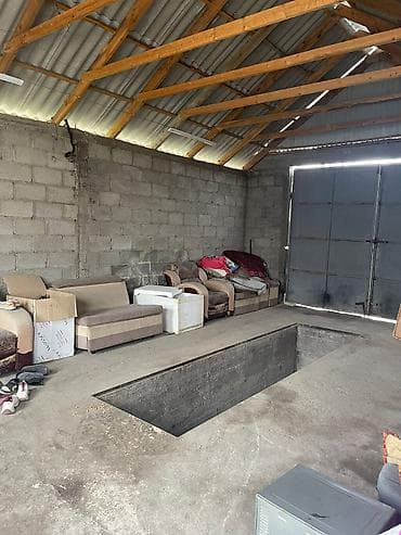 проект дом: Продаётся одноэтажный дом с двором и капитальными воротами. Основные — 10