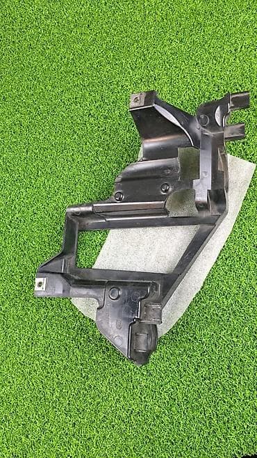 bmw m5 e39: Кронштейн фар правый нижний пластиковый / Кронштейн крепления фары — 2