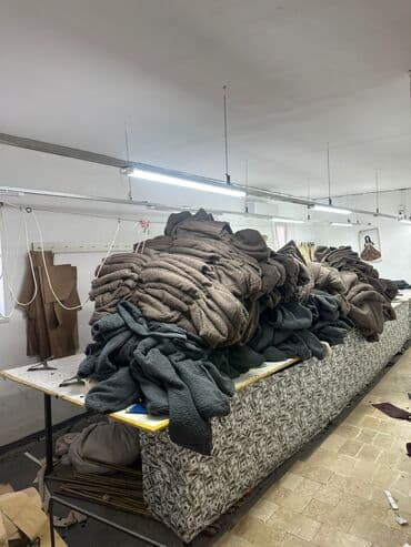 пол дома в рабочем городке: Продаю продаю Цех + квартира Участок 6 сотых Биринчи этаж буткон суу — 1