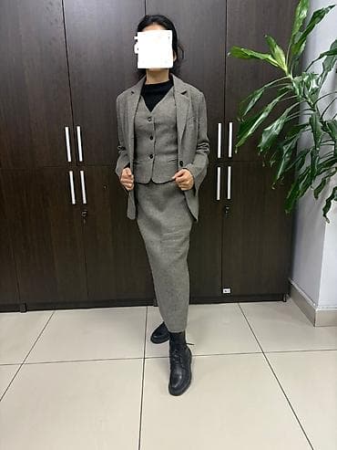 Продаю костюм тройка 6500 сом. брала в интернете не подошел размер