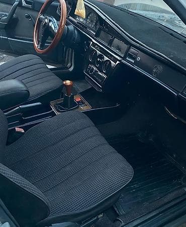 e 303: Mercedes-Benz 190: 1985 г., 2 л, Механика, Бензин, Седан — 3