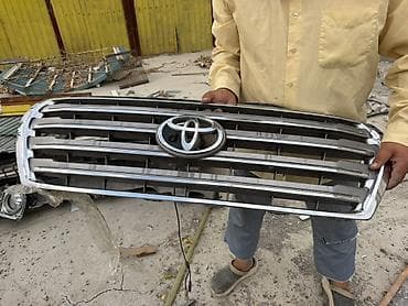 Передняя решётка радиатора Toyota крузак 200 - Оригинальная решётка с