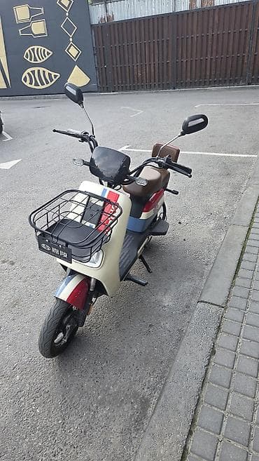 скутер с крышей: Электроскутер с передней корзиной - Компактный городской — 1