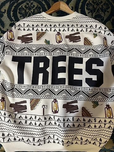 Плащи: Свитшот с утеплённым начёсом и принтом в стиле кемпинга. ▫️Покупал в — 3