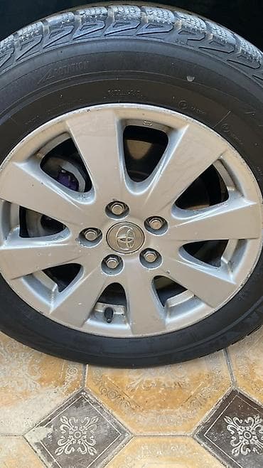 Оригинальные колёсные диски Toyota с зимними шинами Bridgestone at lalafo.kg Оригинальные колёсные диски Toyota с зимними шинами Bridgestone