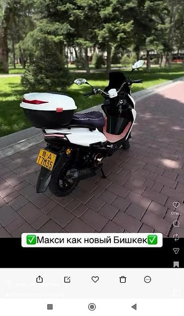 Унаа: Макси-скутер (белый/чёрный) с высоким затемнённым ветровым стеклом и — 3