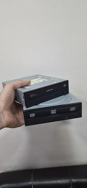 sas hdd: Два внутренних оптических привода форм‑фактора 5.25" (для ПК) — 1