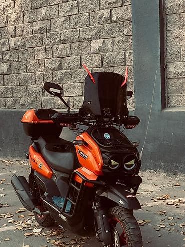 Кумурска мотороллер: Скутер/макси-скутер кастом в ярком оранжевом цвете с богатым тюнингом — 1