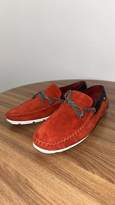 Красные замшевые мокасины — модель от итальянского бренда Baldinini
