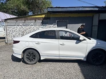 диспы: Седан белого цвета с просторным салоном и большим багажником — 7