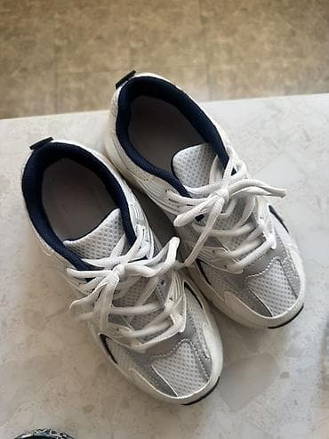 бу красовка: Кроссовки спортивные белые с серыми и темно‑синими вставками 36 — 4