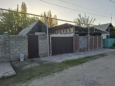 Продаётся жилой дом с просторным двором и навесом для авто. -