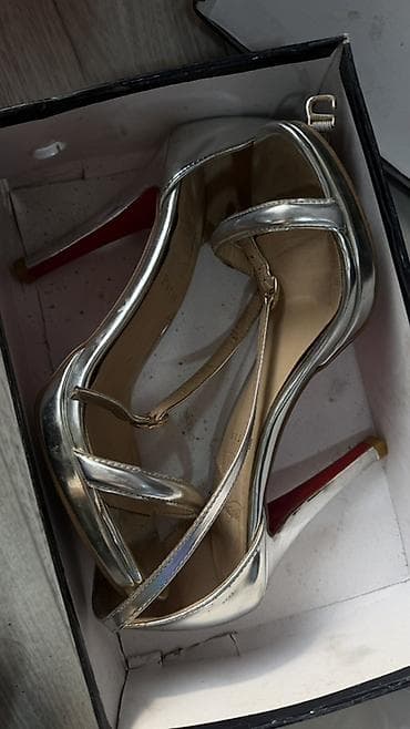лабутен обувь: Отдам даром Женские серебристые босоножки на высоком каблуке - — 1