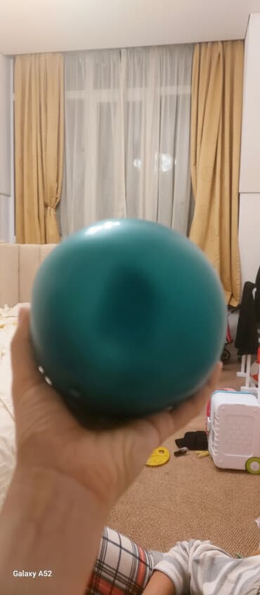 мяч для художественной: Небольшой мяч для упражнений бирюзового цвета, предназначенный для — 2