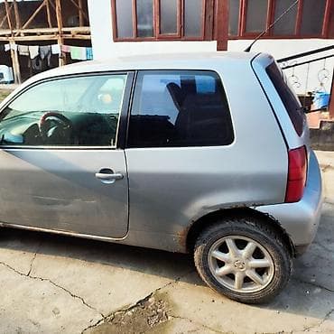 Башкалар: Автомобиль: компактный 3‑дверный хэтчбек серебристого цвета. Кузов и — 4