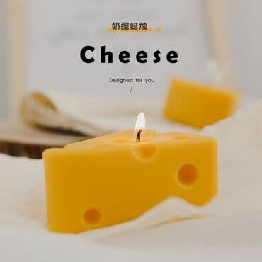 Декоративная свеча в форме кусочка сыра. Реалистичный дизайн с