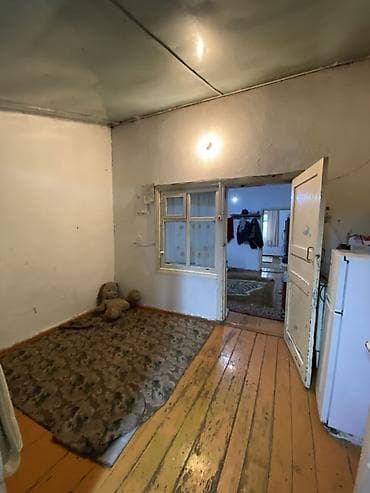 двор: Дом барачного типа с участком - Одноэтажный кирпичный дом с шиферной — 5