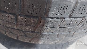 Комплект из четырех шин для транспортного средства. Шины имеют