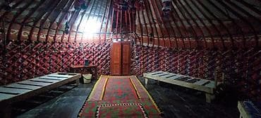 Сдается по суточно традиционная юрта с национальным интерьером. - — 2