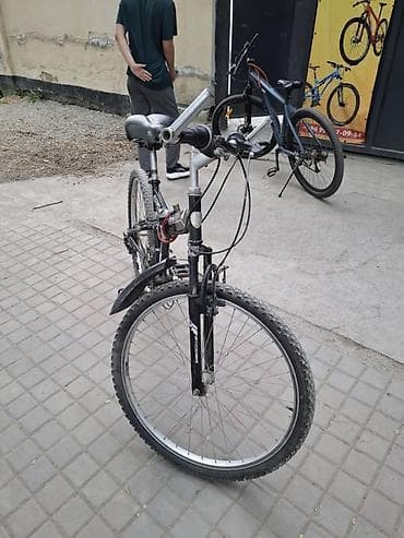 Горный велосипед с амортизирующей вилкой и задним амортизатором