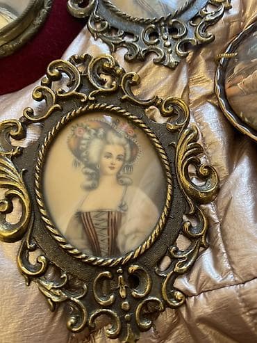 костюм красной шапочки: Миниатюрный настенный портрет в декоративной раме. - Овальная — 1