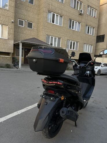 мото кофр: Макси-скутер Yamaha, 180 куб. см, Бензин — 4