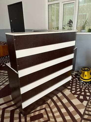 Манекены: Стойка ресепшн/продавца - Прямоугольная стойка с двухуровневой — 2