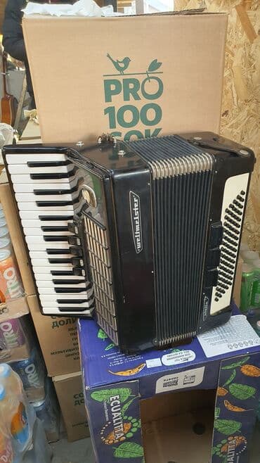 Аккордеондор: Аккордеон Weltmeister (ГДР) - Модель: Weltmeister (логотип и шильдик — 2