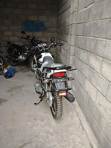 ендура мото: Мотоцикл в бело-зеленой расцветке с динамичным дизайном. Оснащен — 3