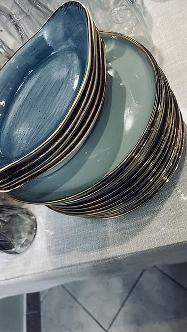 Посуда: Набор для сервировки стола Состав: - Стеклянные бутылочки-дозаторы — 8