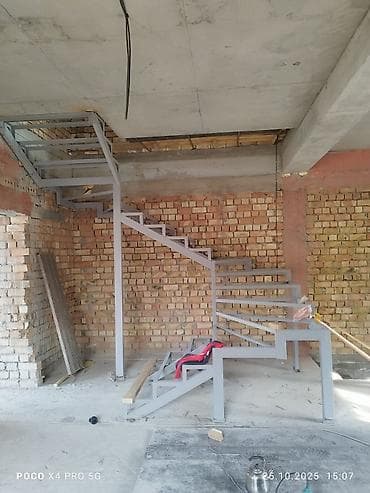 Металлическая лестница Для дома, Форма лестницы: Г-образная