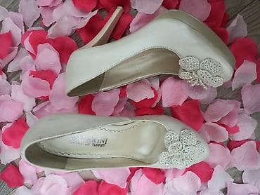 свадебные туфли дешево: Продаются б.у свадебные туфли (свадьба) на очень узкую ногуразмер — 4