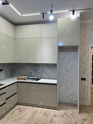 silver kitchen: Кухонный гарнитур угловой, современный стиль - Планировка: Г‑образная — 1