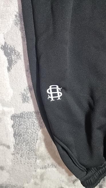 адидас спортивки мужские: Черные спортивные брюки с логотипом на бедре и у низа штанин — 3