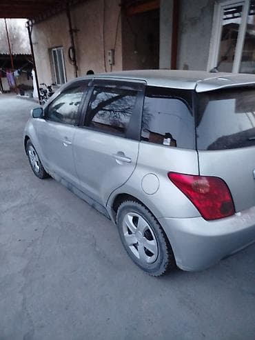 Компактный 5‑дверный хэтчбек серебристого цвета.1.5 Основные