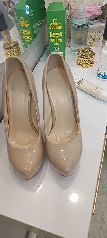 clarks обувь: Туфли-лодочки на высоком каблуке, бежевые (нюд), лаковые. - Форма — 1
