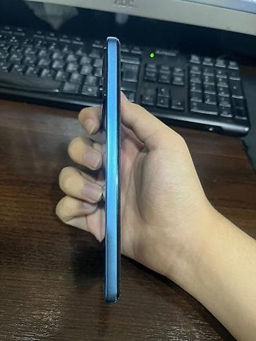 POCO смартфон, модель 2201116PG (серия с 5G). Цвет — синий с глянцевым — 5