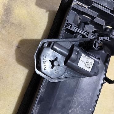 для такси авто: Электропривод (актуатор) и направляющая жалюзи радиатора AISIN Тойота — 1