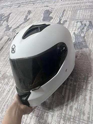 Мотошлем интегральный, цвет белый с черными элементами. - Тип